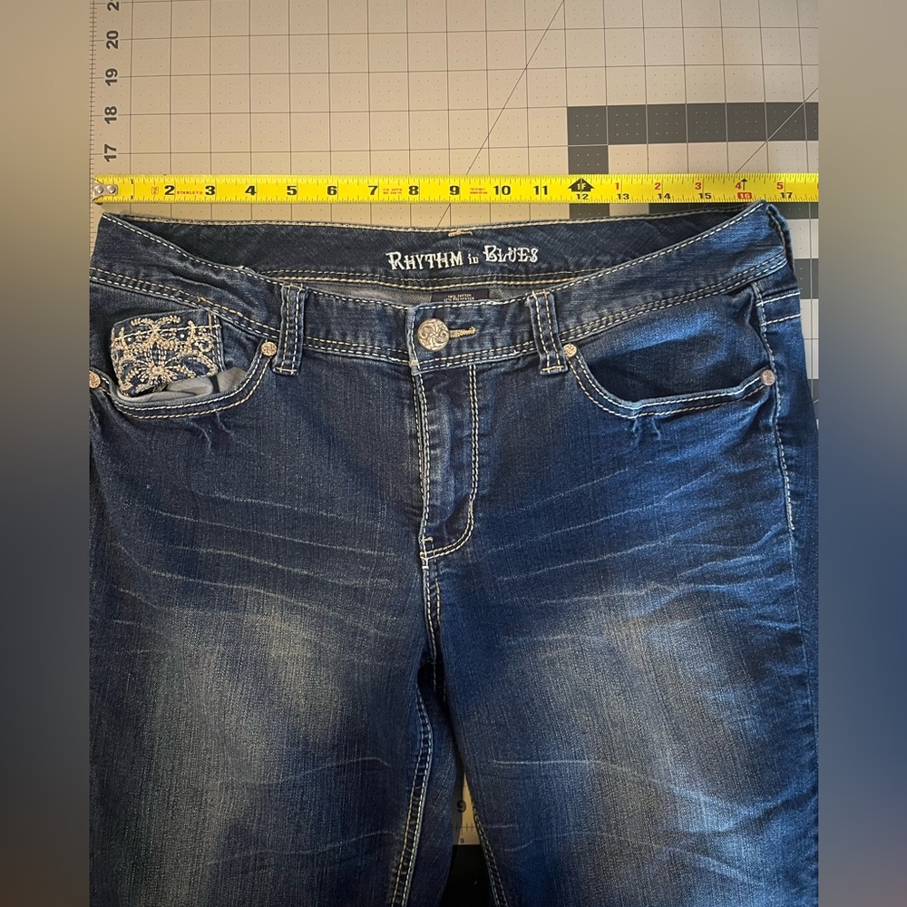 Rhythm In Blues Classic Blue Capri Jeans with Embroidery on the Pockets- size 10 - Picture 5 of 6
